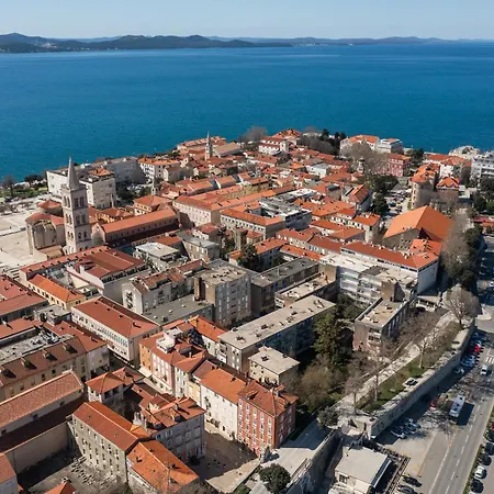 Caesar By Belmont Realty 公寓 *