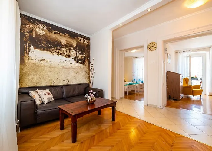 Caesar By Belmont Realty 公寓 *