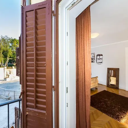 Apartment Caesar By Belmont Realty